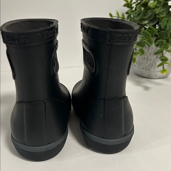 BOGS Kids Black Rain Boots - Picture 11 of 17